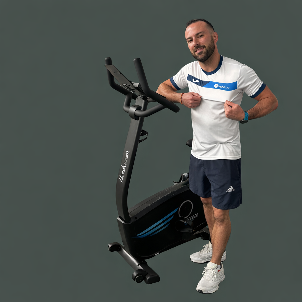 Homme athlétique avec vélo stationnaire Huracan erwan beauval