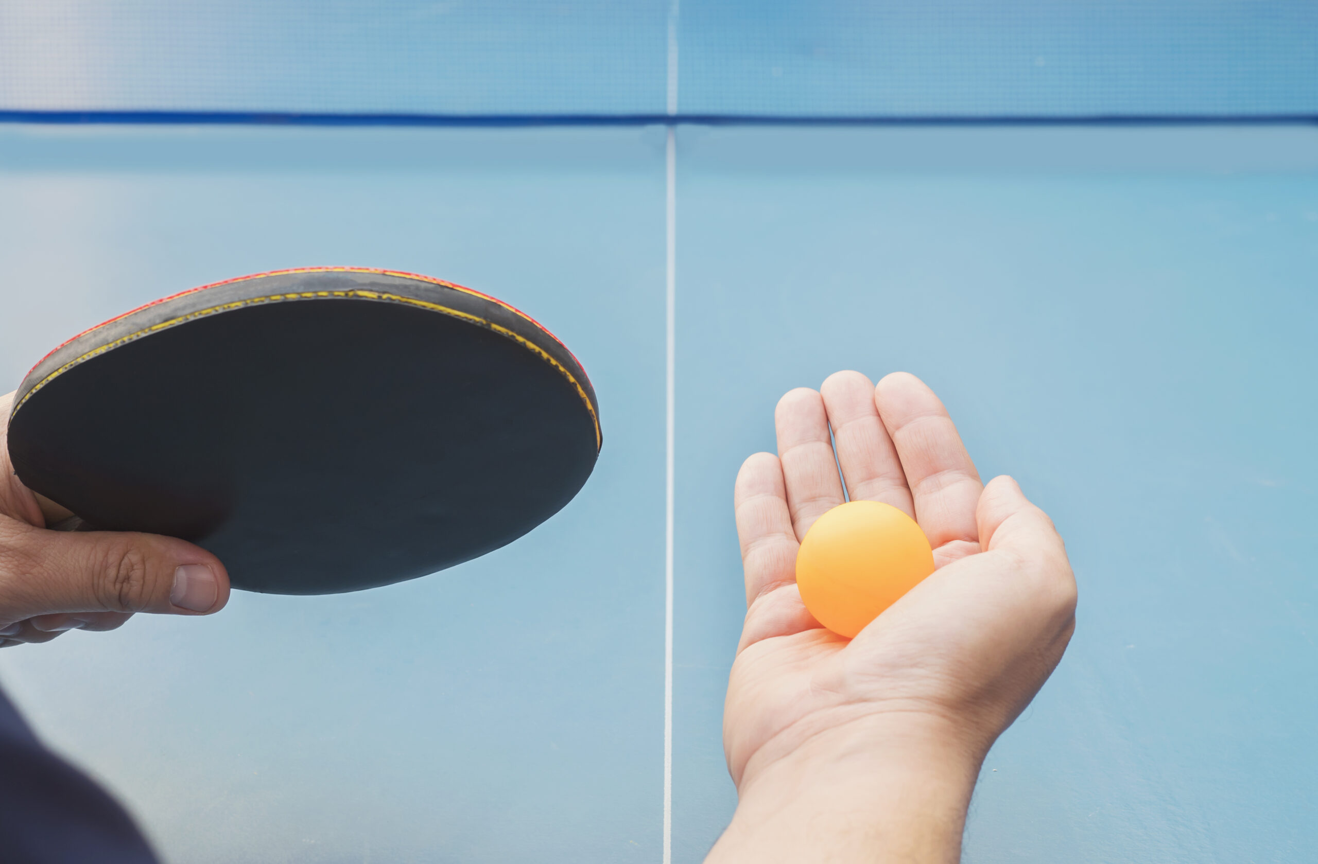 A man play table tennis ready to serve tennis de table